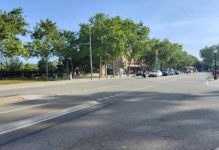 Calle soleada con coches y árboles cerca del Vilanova Park BUNGALOW 4 PAX S150 en España, tomada de día.