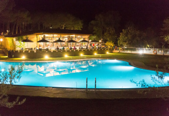 Nachtaufnahme vom Resort «Begur 1» in Spanien, beleuchteter Pool und Restaurantterrasse im Hintergrund.