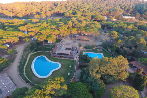 Luchtfoto van Resort Begur 1 in Spanje met twee zwembaden, hoofdgebouw en omgevende natuur.