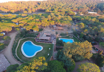 Luftaufnahme vom Resort Begur 1 in Spanien, zeigt zwei Pools, Hauptgebäude und Waldumgebung.