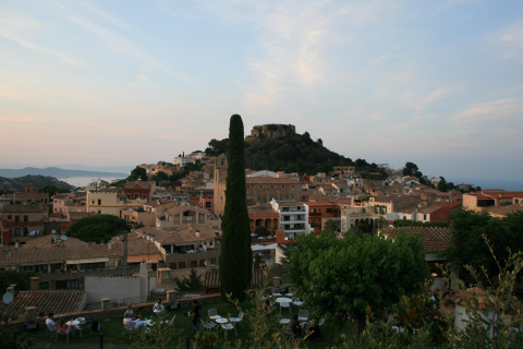 Uitzicht vanuit Resort «Begur 1» in Spanje op de stad Begur, het kasteel en de zee in de verte.