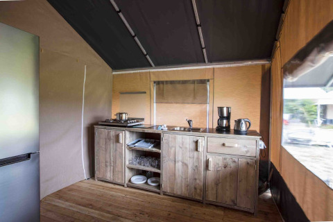 Vue intérieure d'une cuisine moderne dans une tente safari au Resort Begur 3 en Espagne.