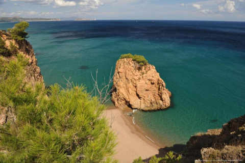 Scenic view of a rocky beach, turquoise water and cliffs at Resort 'Begur 3' in Spain, photographed from above.