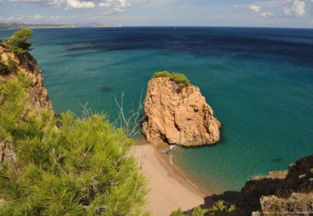 Vue panoramique sur plage rocheuse, falaises et mer turquoise au Resort « Begur 3 » en Espagne, prise d’en haut.