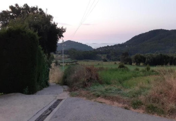 Vue sur les champs et collines depuis une route près du Resort Begur 3 en Espagne au coucher du soleil.