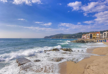 Vue panoramique sur l'océan, la plage de sable et les maisons colorées du Resort «Begur 3» en Espagne.
