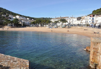 Photo de la plage paisible et du village côtier près du Resort «Begur 3» en Espagne, eau bleue claire.
