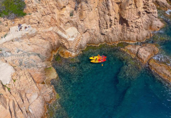 Photo aérienne de kayaks sur une eau claire près de falaises rocheuses, Resort «Begur 3» en Espagne.