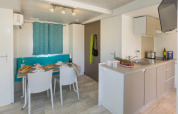 Heldere keuken en eethoek in CAMPING INTERPALS- Bungalow Sa Riera, Spanje, met moderne inrichting.