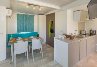 Lyst køkken- og spisestueområde i CAMPING INTERPALS- Bungalow Sa Riera, Spanien, med moderne indretning.