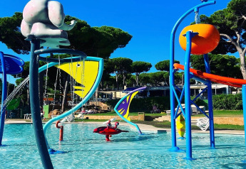 Aire de jeux aquatiques colorée au Camping Interpals-Bungalow Sa Riera en Espagne, avec toboggans ludiques.