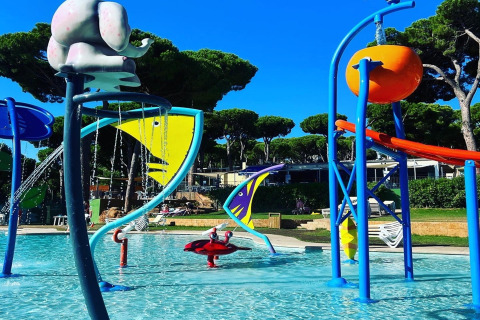 Vandlegeplads med farverige rutsjebaner og figurer på Camping Interpals-Bungalow Sa Riera, Spanien.