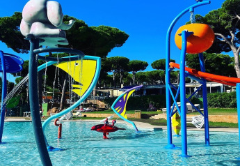 Kleurrijke waterspeeltuin met glijbanen bij Camping Interpals-Bungalow Sa Riera in Spanje op een zonnige dag.