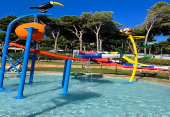 Kinderwaterpark bij CAMPING INTERPALS-Bungalow Sa Riera in Spanje met kleurrijke glijbanen en waterattracties.