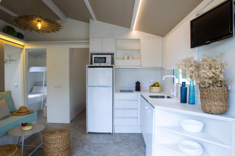 Moderne keuken en woonkamer in een chalet van Tamarit Park Resort 1 THALASSA in Spanje, met lichte inrichting.