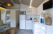 Cucina e soggiorno moderni in uno chalet al Tamarit Park Resort 1 THALASSA in Spagna, con arredi luminosi.