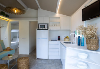 Moderne keuken en woonkamer in een chalet van Tamarit Park Resort 1 THALASSA in Spanje, met lichte inrichting.