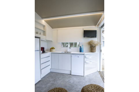 Moderne witte keuken met apparatuur in chalet Tamarit Park Resort 1 THALASSA, Spanje.