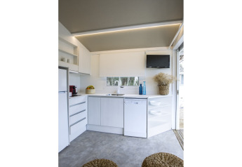 Cucina moderna bianca con elettrodomestici nel chalet Tamarit Park Resort 1 THALASSA, Spagna.