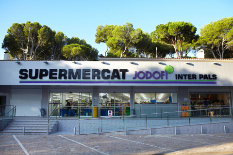 Facade af Supermercat Jodofi Inter Pals supermarked ved Camping Interpals-bungalow i Spanien.