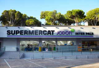 Facade af Supermercat Jodofi Inter Pals supermarked ved Camping Interpals-bungalow i Spanien.