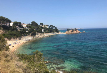 Uitzicht op het strand en de blauwe zee vanaf Camping Interpals- Bungalow Sa Riera in Spanje.
