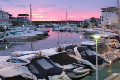 Både ligger fortøjet i en marina ved solnedgang nær Camping Interpals- Bungalow Sa Riera, Spanien.
