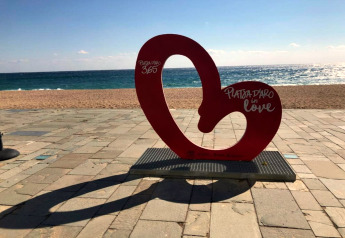 Sculpture rouge avec inscription Platja d’Aro in Love près du Camping Interpals-Bungalow Sa Riera en Espagne.