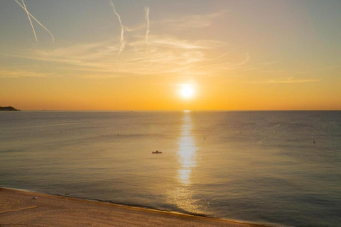 Solnedgang over havet set fra Camping Interpals- Bungalow Sa Riera i Spanien, fredelig strand og roligt vand.