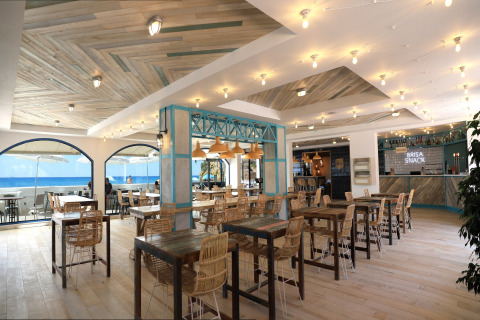 Heldere, moderne eetzaal van Tamarit Park Resort 1 THALASSA in Spanje met zeezicht en stijlvolle inrichting.