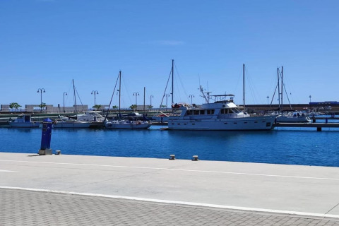 Uitzicht op jachthaven met zeilboten en een jacht bij Tamarit Park Resort 1 THALASSA in Spanje.