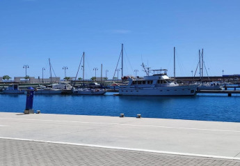 Vista su un porto turistico con barche a vela e yacht a Tamarit Park Resort 1 THALASSA in Spagna.