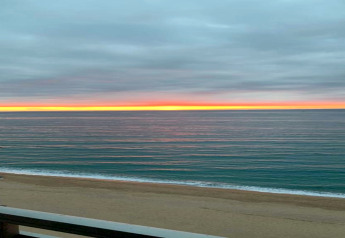 Vue du coucher de soleil sur la mer et la plage depuis CAMPING INTERPALS-Bungalow Sa Riera, Espagne, ciel coloré.