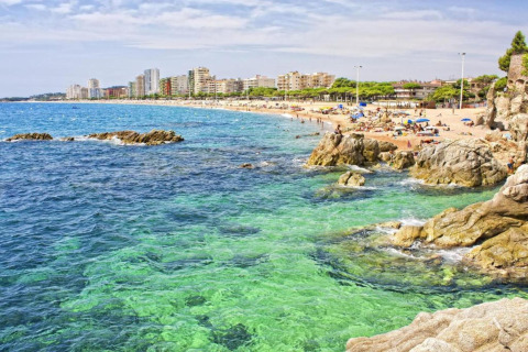 Udsigt over den smukke kystlinje og stranden ved CAMPING INTERPALS- Bungalow Sa Riera i Spanien.