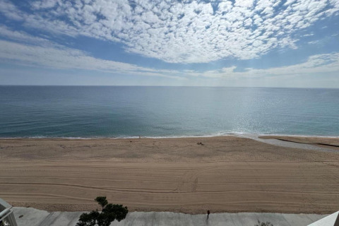 Strandudsigt ved Camping Interpals- Bungalow Sa Riera, Spanien med himmel, hav og sandstrand.