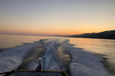 Zonsondergang vanaf een boot bij Tamarit Park Resort 1 THALASSA in Spanje, met waterstrepen achter de boot.