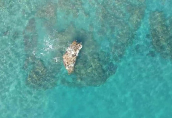 Vista aerea di acqua turchese limpida e una roccia vicino a Tamarit Park Resort 1 THALASSA, Spagna.