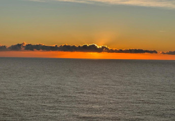 Prachtige zonsondergang op zee gezien vanaf CAMPING INTERPALS- Bungalow Sa Riera in Spanje, oranje lucht.