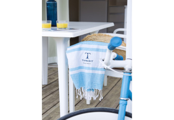 Momento rilassante al Tamarit Park Resort 1 THALASSA, Spagna, con bicicletta, succo e telo da mare.