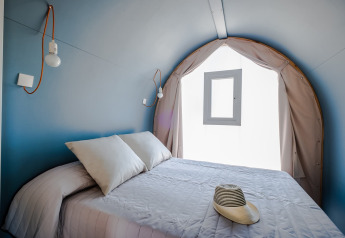 Innenansicht eines COCO TENT Schlafzimmers im Camping Estival Torre de la Mora, Spanien, mit Bett.