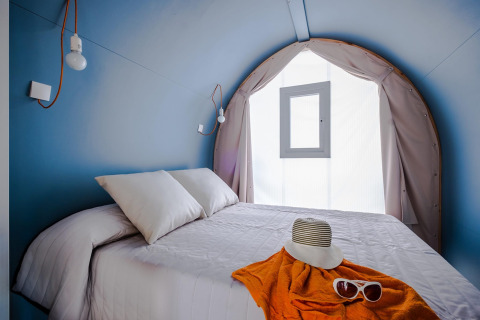 Indretning af et COCO TENT soveværelse på Camping Estival Torre de la Mora i Spanien, med dobbeltseng.