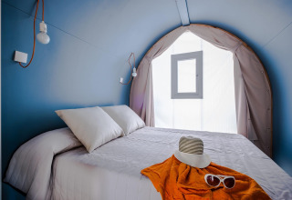 Indretning af et COCO TENT soveværelse på Camping Estival Torre de la Mora i Spanien, med dobbeltseng.
