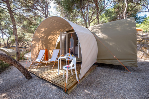 Safari-inspireret COCO TENT til fire personer på Camping Estival Torre de la Mora i Spanien omgivet af træer.