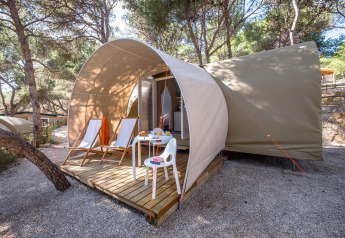 Safari-Zelt COCO TENT 4 Pax auf Camping Estival Torre de la Mora in Spanien, eingerichtet unter Pinien.