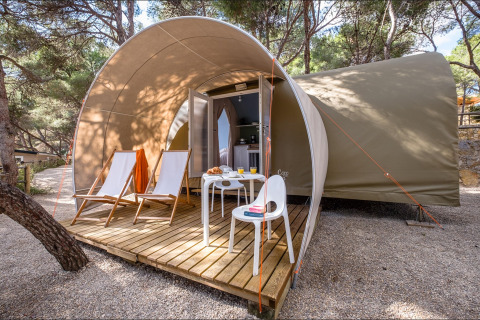 Safari telt med træterrasse, liggestole og bord hos Camping Estival Torre de la Mora COCO TENT 4 Pax.