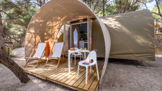 Tente safari avec terrasse en bois, chaises longues et table au Camping Estival Torre de la Mora COCO TENT 4 Pax.