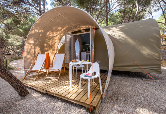Safari telt med træterrasse, liggestole og bord hos Camping Estival Torre de la Mora COCO TENT 4 Pax.