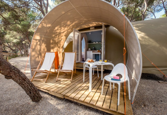 Tente safari Camping Estival Torre de la Mora COCO TENT 4 Pax en Espagne avec terrasse en bois, chaises et table.