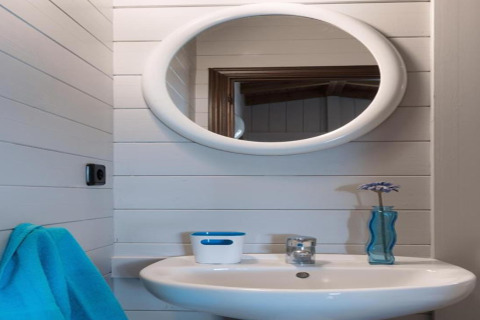 Moderne badkamer in Camping Estival Torre de la Mora WOODEN BUNGALOW 5 PAX Spanje, met spiegel en wastafel.