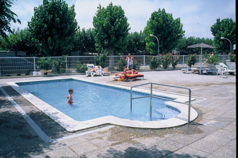 Buitenzwembad op Camping Cambrils Playa 2 BUNGALOW PREMIUM in Spanje met kinderen en ontspannen gasten.